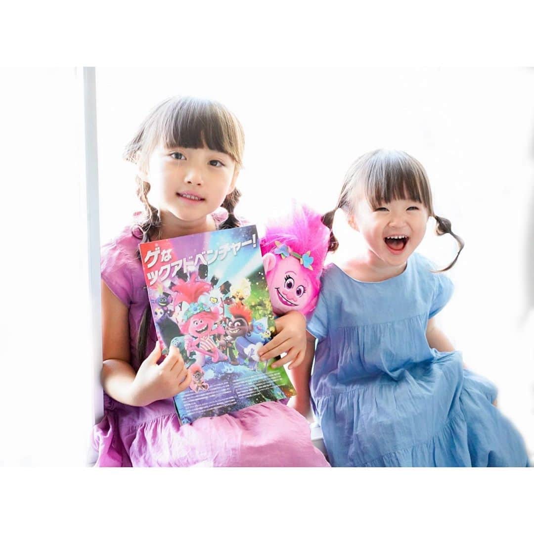 Kyooonのインスタグラム：「お人形を持ってるほど大好きなトロールズ！！ ﻿ ﻿ ﻿ 10月2日（金）から公開される ﻿ 『トロールズ　ミュージック★パワー』を ﻿ ひと足先に観ました📽 ﻿ ﻿ ﻿ 音楽は世界を変える。 ﻿ ロックやポップなど、音楽のジャンルが現代での人種のようになっていて ﻿ 「人との違いや嗜好を受け入れよう」というテーマがまさに今にぴったりだなと。﻿ お互い認め合い、許し合い、愛し合う。 ﻿ ﻿ ﻿ 自分の内なる声に耳を傾け勇気を持って一歩踏み出す！！ 素敵なメッセージがたくさん散りばめれていて ﻿ 子ども用だけど大人もとても感動する映画でした。﻿ ﻿ 知っている曲が流れるのにもテンションがあがるし、ライブになかなか行けない今、色んなジャンルの良質な音楽に出会えてなんだかうきうきして元気になれます☺️♪ ﻿ 声優陣もめちゃくちゃ豪華！！ ﻿ ﻿ happyなエネルギーがもらえる映画なので是非観てみてください🎬💕 ﻿ また映画館に長女と観に行く約束をしました😊 ﻿ #トロールズ#トロールズミュージックパワー ﻿ #10月2日公開#PR」