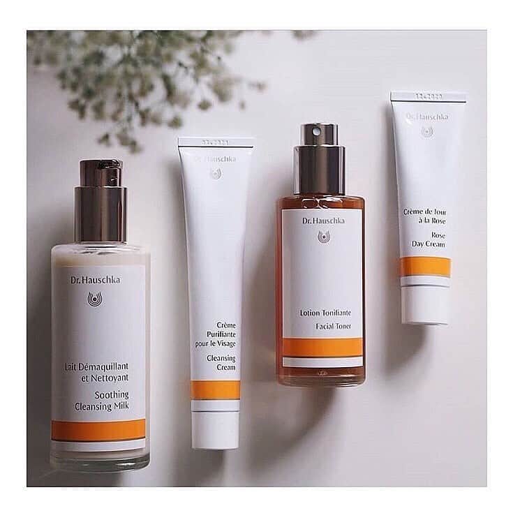 Dr. Hauschka Japan ドクターハウシュカのインスタグラム：「季節の変わり目はスキンケアを見直す絶好のタイミングです。私たちのお肌は自らを美しく保とうとする力が存在しています。その力をサポートすることを大事にして製品作りをしています。⁠⠀ .⁠⠀ .⁠⠀ お肌を乾かさないクレンジングと洗顔、お肌のキメを整える化粧水、そしてお肌をしっかり守るフェイスクリーム。使い続けるうちに、お肌のバランスが整うことで、自らうるおうお肌へ導きます。⁠⠀ .⁠⠀ .⁠⠀ たっぷり定番アイテムを試せるキットが⁠公式ECサイト限定で発売中です。⁠⠀ .⁠⠀ .⁠⠀ それでは皆様、良い週末を。⁠⠀ .⁠⠀ .⁠⠀ #drhauschka  #Drハウシュカ#ドクターハウシュカ#ナチュラルコスメ#オーガニックコスメ#スキンケア#オーガニックスキンケア#ナチュラルメイク#植物エキス#敏感肌#おこもり美容#メイクアップ#ゆらぎ肌#セルフメイク　#アイメイク#肌に優しい#ノーファンデ#drhauschkalive #ご自愛コスメ#在宅コスメ#おうち時間#肌質改善#おこもりケア」