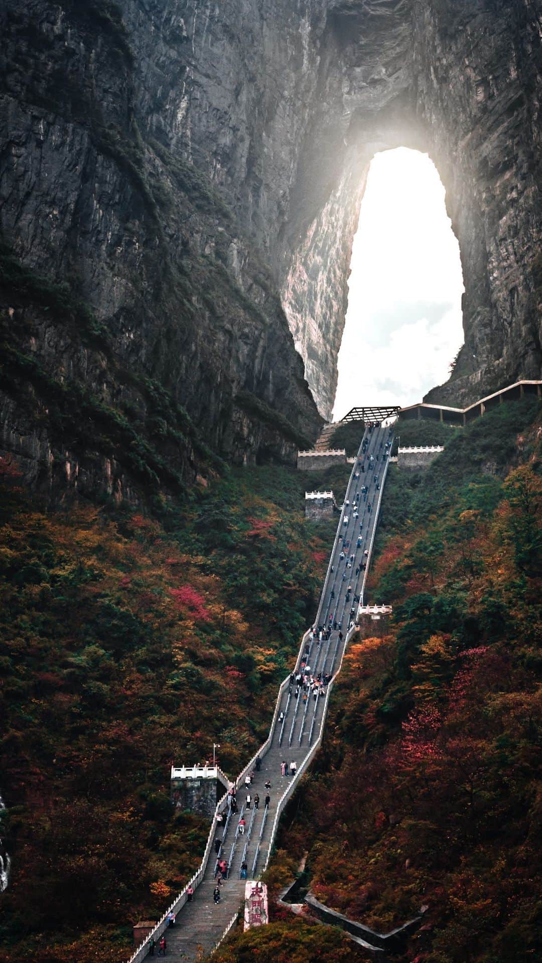 R̸K̸のインスタグラム：「My favorite place in China 1.Tianwen Platform, Jishou 2.Jiuzhou Scenic Area 3.Tianmen Mountain」