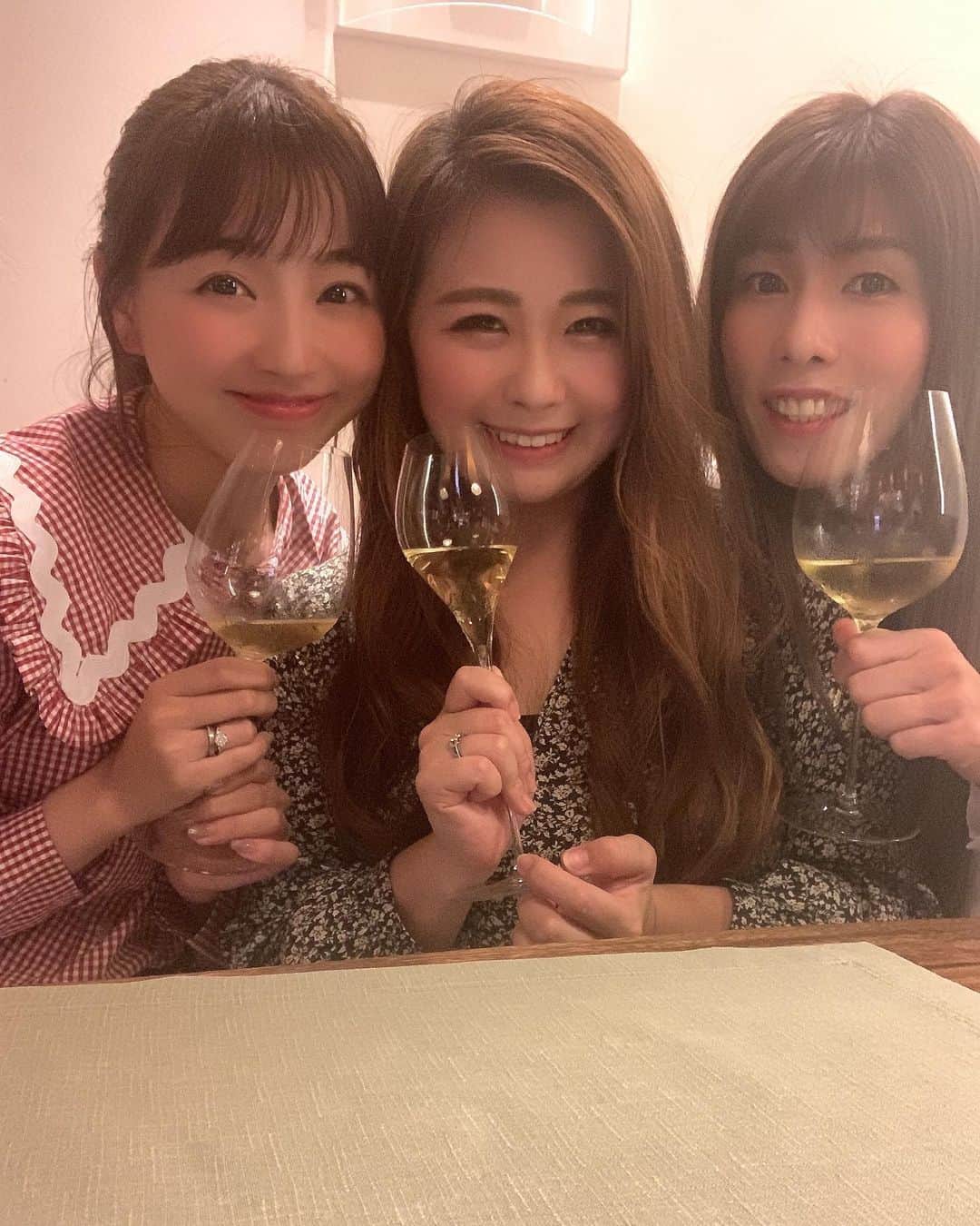 青山あみのインスタグラム：「Dear @yktkns  happybirthday dinner🎂💕🌈 大好きな２人にやっと会えた！ 今年もこの３人で祝えて幸せ！うれしい！楽しい！ ゆうちゃん素敵な1年にしてね💜 笑いすぎてお腹痛い。。。 それにしても最近のアプリはすごいね🤭」