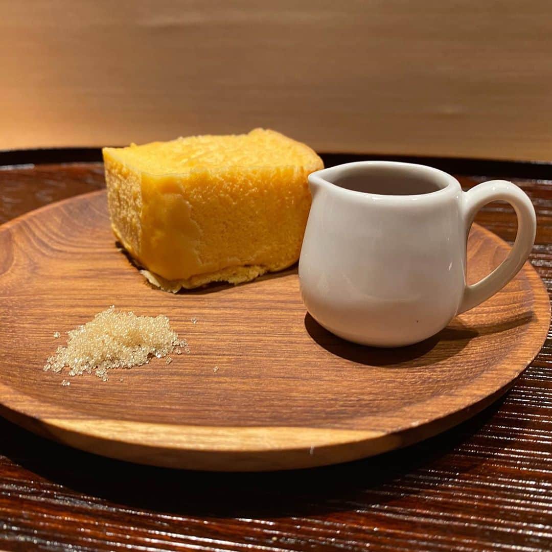 東京外食女さんのインスタグラム写真 - (東京外食女Instagram)「#麻布十番 #鈴田式 . . この塩そばがかなり凄いんです！ . 「もしお腹に余裕が   ございましたら〜…」 . . と、かな〜り軽く聞かれる。 . でもこれはぜひゴリ押しして 胃の中に詰め込むよう 指示して欲しいくらい。 . . 十割蕎麦だけど 蕎麦くさ過ぎず、 ボソボソではなく、 非常に上品に香り かなりしっとりとした食感。 . . 本当に塩でこんなに 美味しくなるのか…と。 . ご飯をお代わりしてこの塩そばを 多めに食べるべきか、 塩そばはこの程度にして ご飯はやはりお代わりなのか 毎回非常に悩みます。 . . . いくらを漬けるのも かなりわたし好みの味なので いくらご飯も食べないといけないし。 . . . 一瞬悩んで動きが静止すると 「少しずつにしますか？」 と声がかかりますが それは無理なんですよ。 . . 美味しいから本気で いっぱい食べたくて…。 . . この蕎麦年末実家に 持ち帰りたいから 譲ってくれないかなあ。 . . というか年末実家に 帰れるんだろうか…。 . . ZOOM帰省だけは 勘弁してほしい。笑笑 . . . #塩そば #十割蕎麦  #田代さん #いい店員さんがいるお店 #グルメ #gourmet #東京グルメ #麻布十番グルメ #東京外食女 #予約困難店　 #薪 #薪料理  #japanesefood  #グルメ女子 #グルメ好きな人と繋がりたい  #foodie #foodpic  #foodstagram  #いくら #いくらご飯」9月25日 21時21分 - himeno_0729