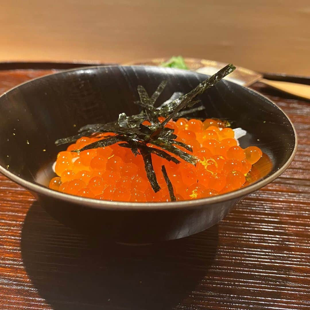 東京外食女さんのインスタグラム写真 - (東京外食女Instagram)「#麻布十番 #鈴田式 . . この塩そばがかなり凄いんです！ . 「もしお腹に余裕が   ございましたら〜…」 . . と、かな〜り軽く聞かれる。 . でもこれはぜひゴリ押しして 胃の中に詰め込むよう 指示して欲しいくらい。 . . 十割蕎麦だけど 蕎麦くさ過ぎず、 ボソボソではなく、 非常に上品に香り かなりしっとりとした食感。 . . 本当に塩でこんなに 美味しくなるのか…と。 . ご飯をお代わりしてこの塩そばを 多めに食べるべきか、 塩そばはこの程度にして ご飯はやはりお代わりなのか 毎回非常に悩みます。 . . . いくらを漬けるのも かなりわたし好みの味なので いくらご飯も食べないといけないし。 . . . 一瞬悩んで動きが静止すると 「少しずつにしますか？」 と声がかかりますが それは無理なんですよ。 . . 美味しいから本気で いっぱい食べたくて…。 . . この蕎麦年末実家に 持ち帰りたいから 譲ってくれないかなあ。 . . というか年末実家に 帰れるんだろうか…。 . . ZOOM帰省だけは 勘弁してほしい。笑笑 . . . #塩そば #十割蕎麦  #田代さん #いい店員さんがいるお店 #グルメ #gourmet #東京グルメ #麻布十番グルメ #東京外食女 #予約困難店　 #薪 #薪料理  #japanesefood  #グルメ女子 #グルメ好きな人と繋がりたい  #foodie #foodpic  #foodstagram  #いくら #いくらご飯」9月25日 21時21分 - himeno_0729