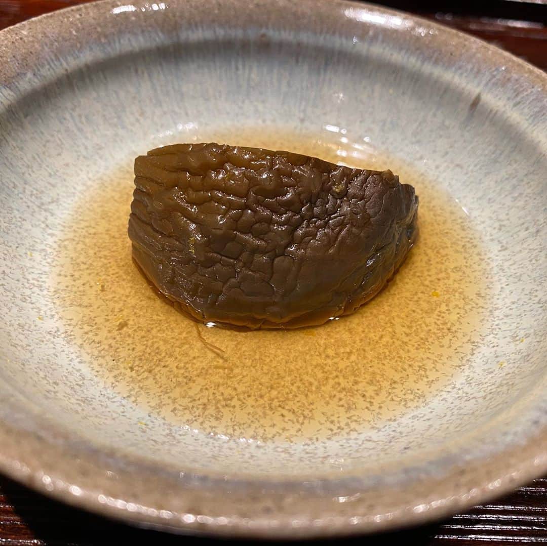 東京外食女さんのインスタグラム写真 - (東京外食女Instagram)「#麻布十番 #鈴田式 . . この塩そばがかなり凄いんです！ . 「もしお腹に余裕が   ございましたら〜…」 . . と、かな〜り軽く聞かれる。 . でもこれはぜひゴリ押しして 胃の中に詰め込むよう 指示して欲しいくらい。 . . 十割蕎麦だけど 蕎麦くさ過ぎず、 ボソボソではなく、 非常に上品に香り かなりしっとりとした食感。 . . 本当に塩でこんなに 美味しくなるのか…と。 . ご飯をお代わりしてこの塩そばを 多めに食べるべきか、 塩そばはこの程度にして ご飯はやはりお代わりなのか 毎回非常に悩みます。 . . . いくらを漬けるのも かなりわたし好みの味なので いくらご飯も食べないといけないし。 . . . 一瞬悩んで動きが静止すると 「少しずつにしますか？」 と声がかかりますが それは無理なんですよ。 . . 美味しいから本気で いっぱい食べたくて…。 . . この蕎麦年末実家に 持ち帰りたいから 譲ってくれないかなあ。 . . というか年末実家に 帰れるんだろうか…。 . . ZOOM帰省だけは 勘弁してほしい。笑笑 . . . #塩そば #十割蕎麦  #田代さん #いい店員さんがいるお店 #グルメ #gourmet #東京グルメ #麻布十番グルメ #東京外食女 #予約困難店　 #薪 #薪料理  #japanesefood  #グルメ女子 #グルメ好きな人と繋がりたい  #foodie #foodpic  #foodstagram  #いくら #いくらご飯」9月25日 21時21分 - himeno_0729