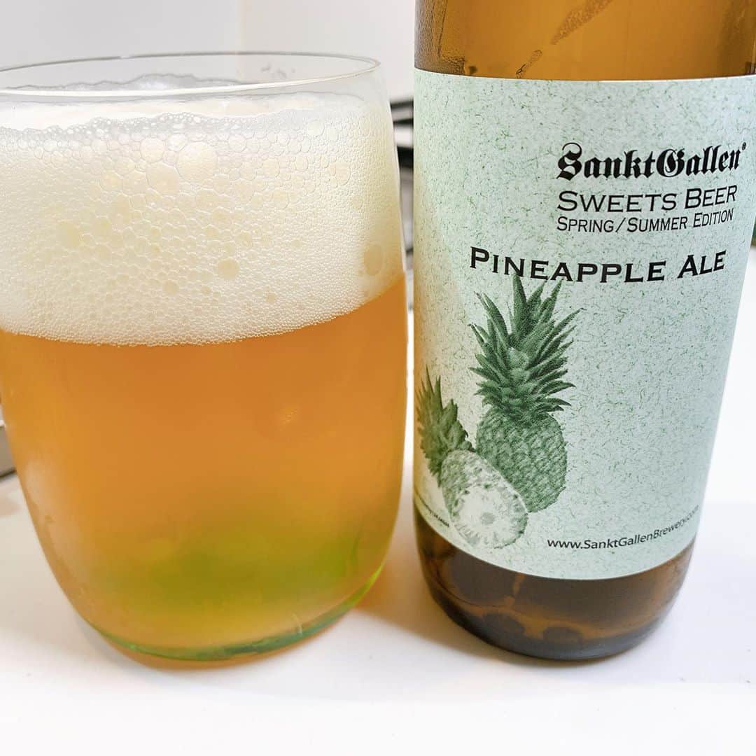北川尚弥のインスタグラム：「かんぱーい🍺 今日はパイナップルエール。 9月いっぱい限定品を頂いちゃいましたラッキー。泡までほんのりパイナップル風味で驚き！！  #頑張った自分にご褒美ール #サンクトガーレンパイナップルエール」