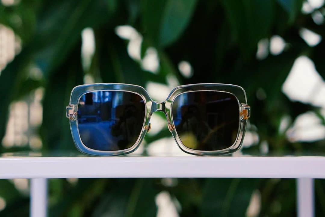 のインスタグラム：「しっかりとしたサイズ感と太い縁のスクエアサングラス、HESTA Chanpagne/ Glossy Goldです。 Oversized square shape sunglasses “HESTA Champagne/ Glossy Gold”.  #MYKITA」