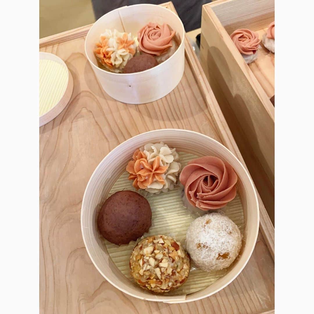 乙黒えりのインスタグラム：「手土産に喜ばれるもの #たけのとおはぎ  いつも長蛇の列でなかなか手に入らないけど天気の悪い日には買えたりします！！ #ラッキーだった #主人のお仕事の手土産に #雑穀米おはぎ#甘酒柿#クランベリー#ココナッツ#つぶあん#こしあん #おはぎ」