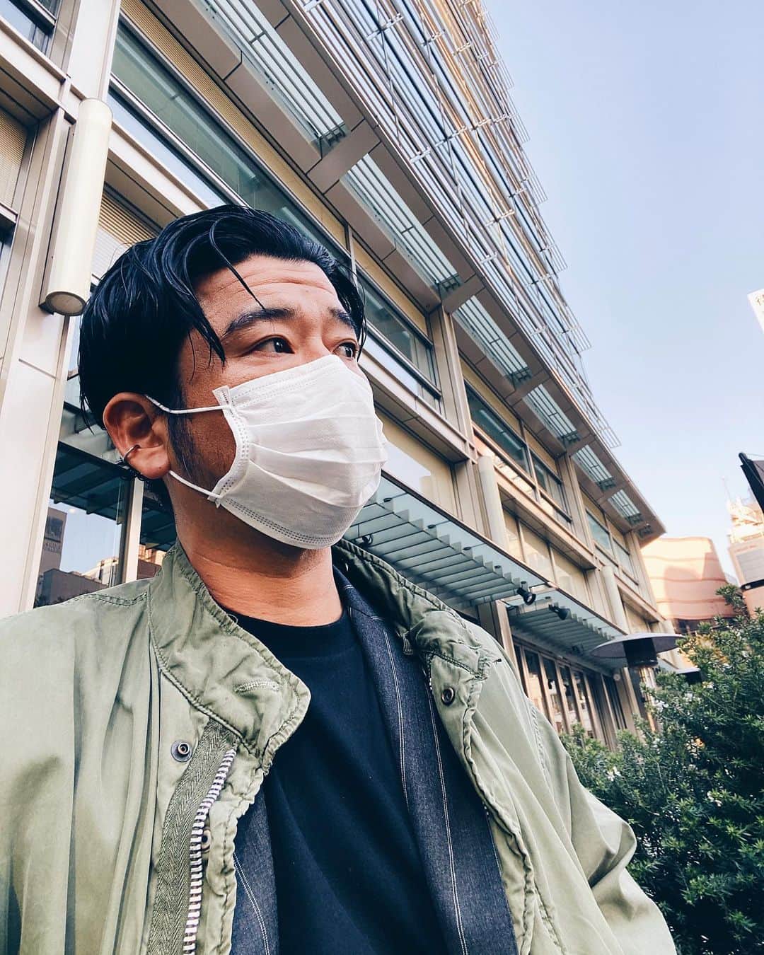 小塚源太のインスタグラム：「Militaly Mix✌🏼 対極にあるアイテムを引き合わせるとなんだかしっくりくる。ずっと好きなこなし方。 マスクがイマイチしっくりこないのは、もしかして向きが逆さま？😂 #militaly #fashion #menstyle」