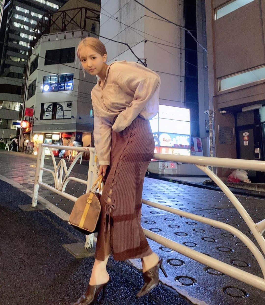 三上悠亜さんのインスタグラム写真 - (三上悠亜Instagram)「もう肌寒いね…🌨 秋服たのしみ。 miyour’sのスカート使える🤎」9月25日 21時16分 - yua_mikami