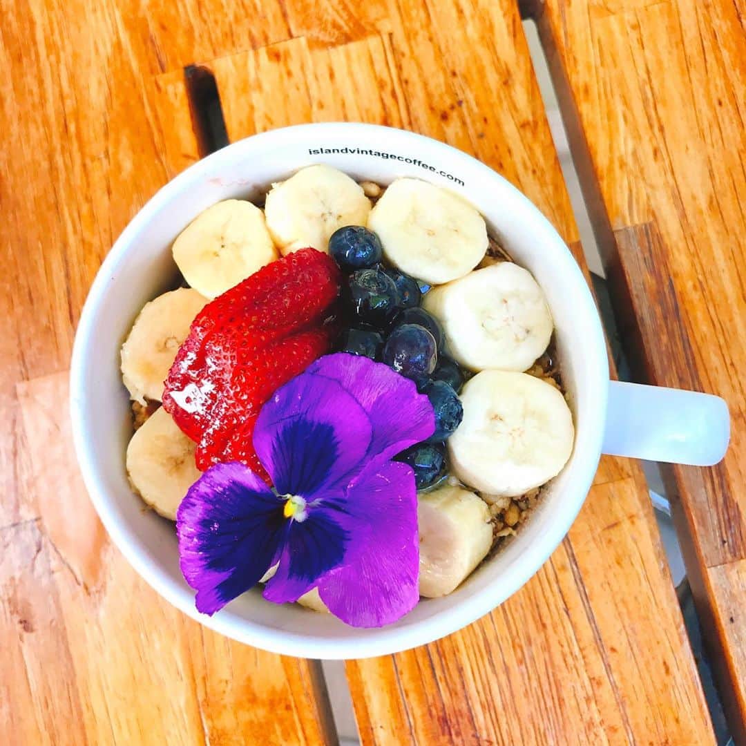 美波千夏さんのインスタグラム写真 - (美波千夏Instagram)「🤤💓🍌🍓  . . #アサイーボウル  #ハワイ #hawaii #アイランドヴィンテージコーヒー  #islandvintagecoffee  #過去pic」9月25日 21時17分 - chinatsu_minami