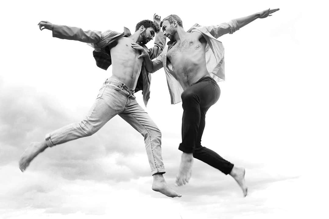 エリック・ラドフォードさんのインスタグラム写真 - (エリック・ラドフォードInstagram)「Let’s dance together, in the clouds.   Thank you @frankbegin for the amazing 📸.  #dance #dancer #figureskating #figureskater #photoshoot #gay  #gayathlete #cizerford #art #abs」9月25日 21時28分 - ericradford85