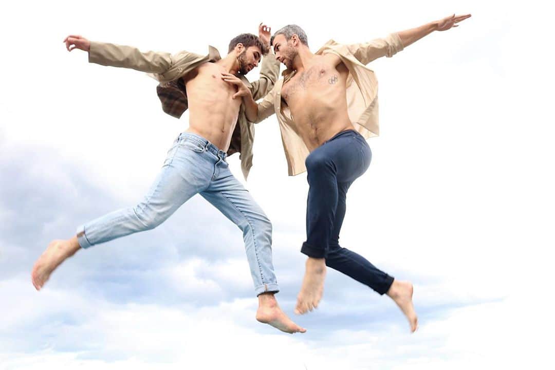 エリック・ラドフォードのインスタグラム：「Let’s dance together, in the clouds.   Thank you @frankbegin for the amazing 📸.  #dance #dancer #figureskating #figureskater #photoshoot #gay  #gayathlete #cizerford #art #abs」
