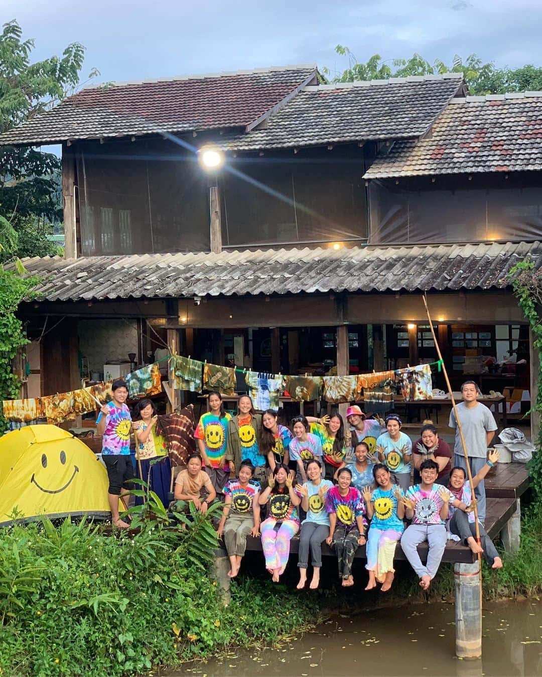 Amata Chittaseneeさんのインスタグラム写真 - (Amata ChittaseneeInstagram)「Colours from leaves, mushrooms and soil ❤️🧡💛💚💙💜💖 สีจากป่า ใบไม้ เห็ด ดิน #pearypiesmileycamp #chaingdaoclassroom #maladaradas #แก้งค์ถิ่นนิยม #ธรรมชาติบำบัด #forestcolour #upcycle」9月25日 21時23分 - pearypie