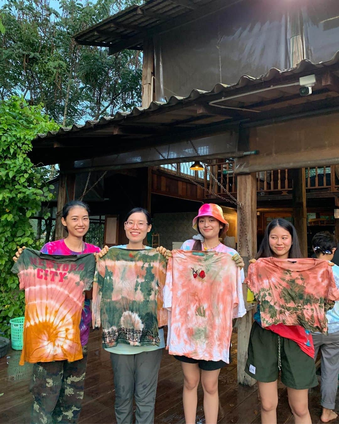Amata Chittaseneeさんのインスタグラム写真 - (Amata ChittaseneeInstagram)「Colours from leaves, mushrooms and soil ❤️🧡💛💚💙💜💖 สีจากป่า ใบไม้ เห็ด ดิน #pearypiesmileycamp #chaingdaoclassroom #maladaradas #แก้งค์ถิ่นนิยม #ธรรมชาติบำบัด #forestcolour #upcycle」9月25日 21時23分 - pearypie