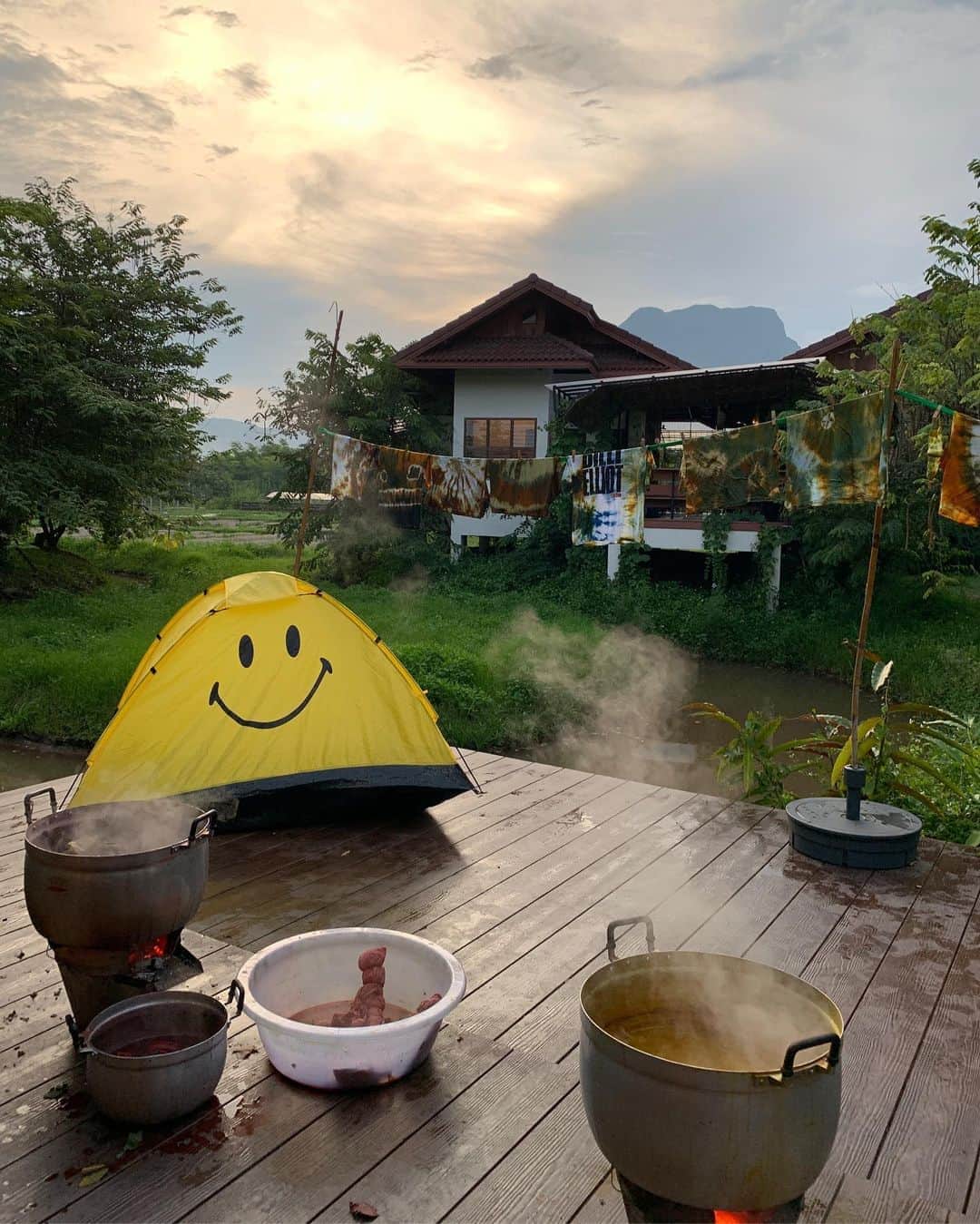 Amata Chittaseneeさんのインスタグラム写真 - (Amata ChittaseneeInstagram)「Colours from leaves, mushrooms and soil ❤️🧡💛💚💙💜💖 สีจากป่า ใบไม้ เห็ด ดิน #pearypiesmileycamp #chaingdaoclassroom #maladaradas #แก้งค์ถิ่นนิยม #ธรรมชาติบำบัด #forestcolour #upcycle」9月25日 21時23分 - pearypie