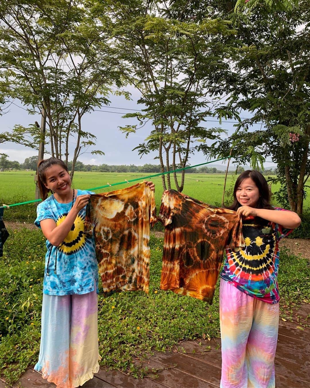 Amata Chittaseneeさんのインスタグラム写真 - (Amata ChittaseneeInstagram)「Colours from leaves, mushrooms and soil ❤️🧡💛💚💙💜💖 สีจากป่า ใบไม้ เห็ด ดิน #pearypiesmileycamp #chaingdaoclassroom #maladaradas #แก้งค์ถิ่นนิยม #ธรรมชาติบำบัด #forestcolour #upcycle」9月25日 21時23分 - pearypie