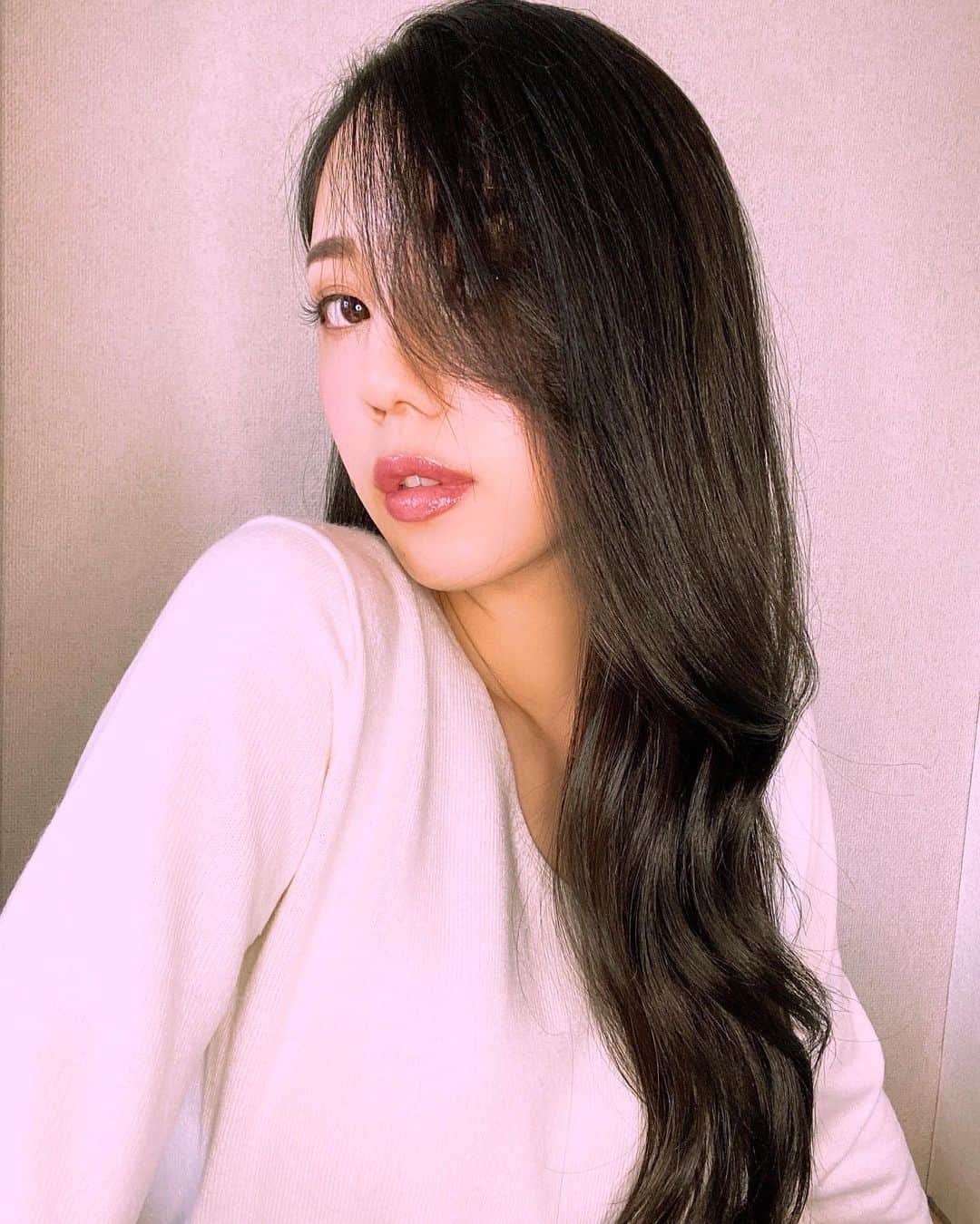 のインスタグラム：「先日merryにいってきたよ〜☺️✌🏻 . いつものアッシュブラックカラーと ツヤツヤトリートメント🥺💓 いつもありがとうございます🙇🏻‍♀️ . そろそろちょびっと イメチェンしたいなああ！ . merry shibuya ☎️0357845839 📍渋谷区神南1-13-10 EGGビルB1 . #merry #merry_shibuya #merryshibuya #shibuya #hotd #hair #haircolor #haircut」
