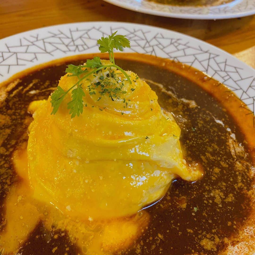 前川琳菜（りなち）さんのインスタグラム写真 - (前川琳菜（りなち）Instagram)「✩‧₊˚ . . 昨日は友達と久しぶりにYANEURA行ってきたよーん😋🧡 やっぱここのオムライスしか勝たん🍴 . いっちゃんもめっちゃ久しぶりだった〜！ 服がたまたまおそろすぎてほんと笑った🤣笑笑 いっちゃん8年間本当にお疲れ様でした🙇‍♀️✨ . . #yaneura #yaneurabytiered #shibuya #渋谷 #카페 #카페스타그램 #카페그램 #카페투어 #인스타카페 #예쁜카페 #카페맛집 #카페타임 #カフェ #カフェごはん #オムライス #ドレスドオムライス #ラスオム」9月25日 21時26分 - rina__maekawa