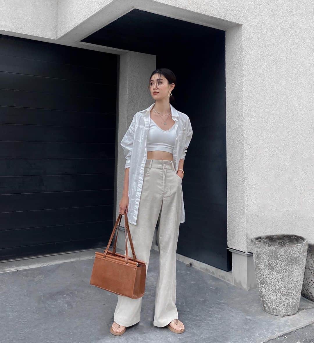 影山可蓮のインスタグラム：「・ ・ Outfit 👜 ・ ・ 先週末の真夏のように暑かった日のコーデ記録✍🏻今週はもうこんな格好できないぐらい涼しかったね🍂 ・ ・ 🏷 PANTS @aclent_official  BAG @holidayandholiday_official  ACC @akte_official  ・ ・  Yuikoと会ってた時に履いてたのが可愛くて即オーダーしたコーデュロイの足長効果抜群パンツと大容量で個性的なボックス風バック、どっちもこれからいっぱい使えそうです💭💕 ・ ・　 #outfit #ootd  #instafashion  #minimalstyle #minimalfashion #classicstyle #simpleoutfit #everydaylook  #コーデ #コーディネート #今日のコーデ #私服  #karen_k_outfit」