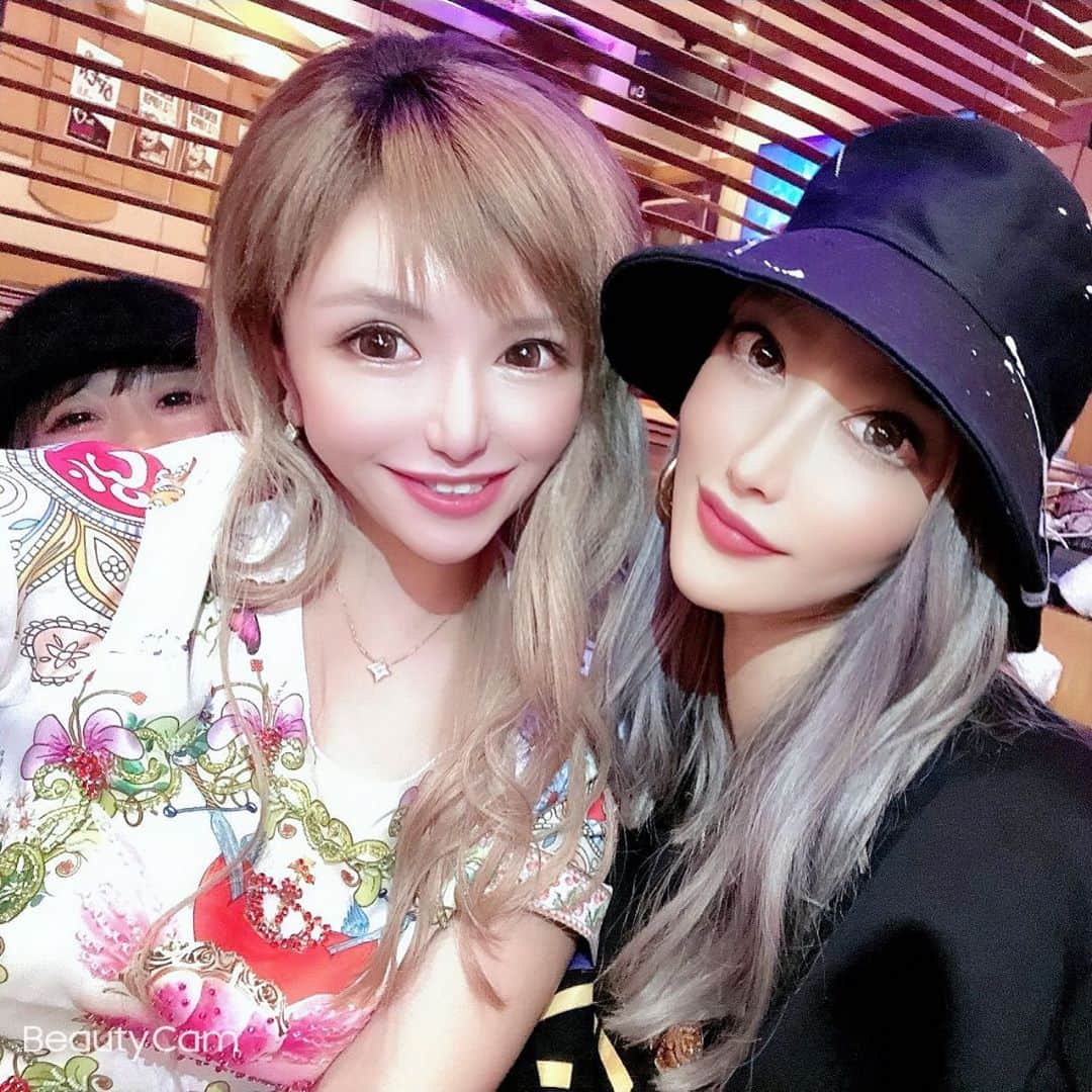 のインスタグラム：「私の昔からのおかずと飲んでるよ😘」
