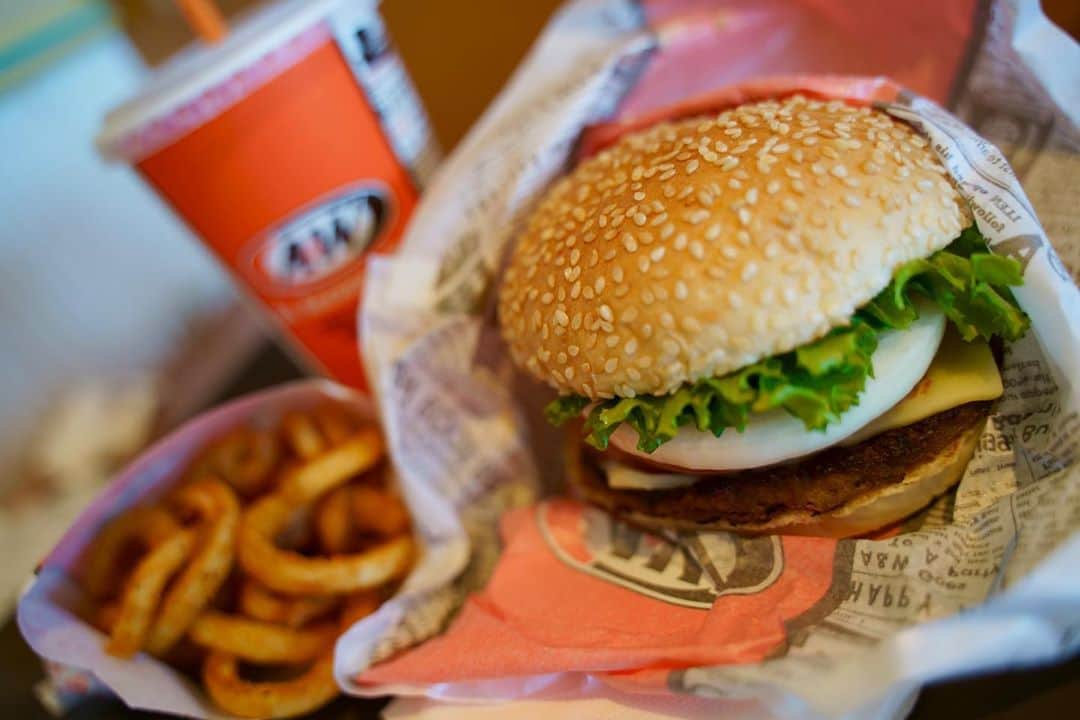 わっきーのインスタグラム：「帰りの那覇空港で食べたA&W。 実は人生初でした笑 このモッツァバーガーが1番人気らしい。 ソースがクリーミーで、 サウザンっぽい味わい。 レタス、オニオンが大きめで食感がいい。 トマトスライスが2枚。 見た目より、野菜たっぷりで良かった。  あ、飲み物は定番のルートビア。 何も考えずに飲めば美味しい。 湿布をイメージするとキツイ笑 そして何故かルートビアだけ飲み放題。  #aandw  #ハンバーガー #沖縄ハンバーガー  #ルートビア  #モッツァバーガー  #沖縄 #沖縄グルメ #沖縄旅行 #沖縄料理 #那覇空港  #youtube #youtuber #ユーチューブ #わっきーtv #わっきー #食レポ #飯テロ #飯テロ動画」