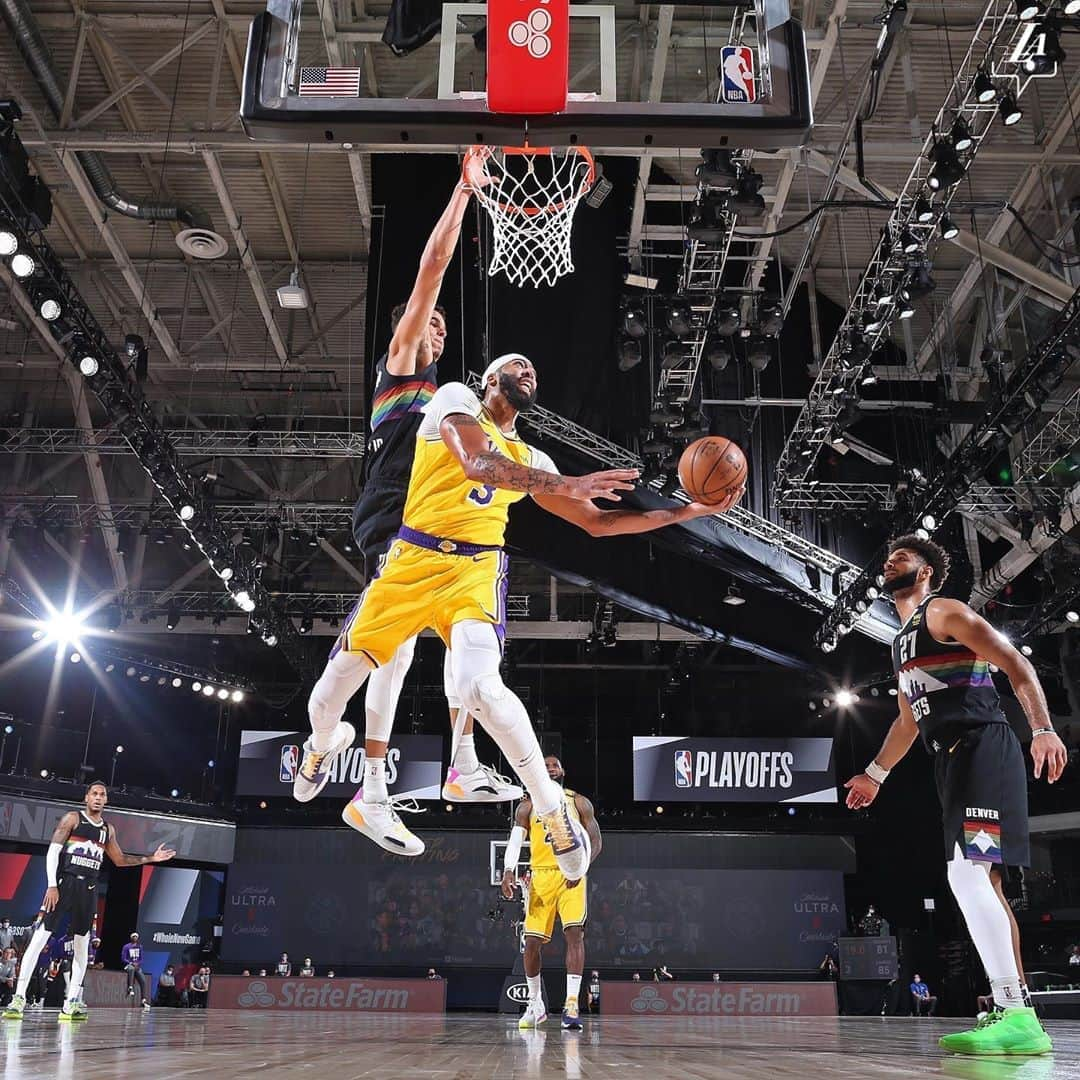 Los Angeles Lakersさんのインスタグラム写真 - (Los Angeles LakersInstagram)「Shot to the eye. Tweaked ankle. @antdavis23 played through the pain for his team 🙌」9月26日 6時55分 - lakers