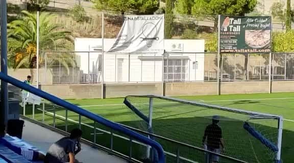 Alb Barcelona Football Academyのインスタグラム：「トレーニングマッチ2連勝中💪🔥  8期生立ち上げから3週間が経過し、徐々にチームのまとまりも出始め、結果も伴うようになってきました。  スペイン語が飛び交うピッチ、そしてゴールへの執念・泥臭さ。  最高です...  #アルビレックス #バルセロナ #アルビバルセロナ #アルビレックス新潟バルセロナ  #サッカー #留学 #スポーツビジネス #指導者 #スペイン #スペイン語 #海外」