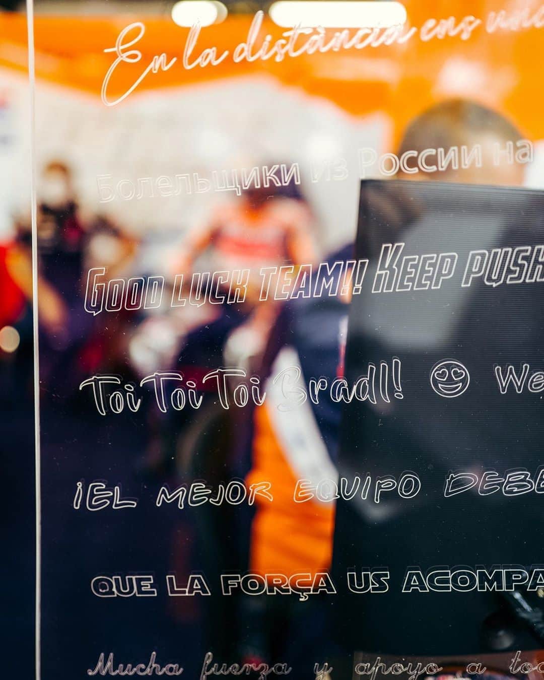 レプソル・ホンダのインスタグラム：「Great support from fans around the world inside the box thanks to @puighitechparts!」