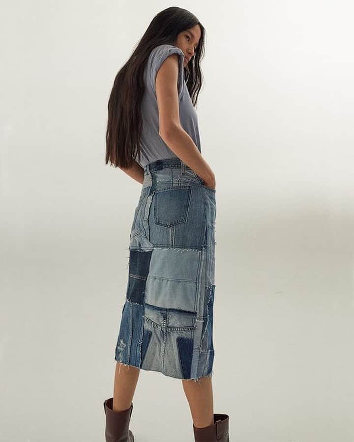 カレントエリオットのインスタグラム：「currently coveting: denim repurposed / our new jean skirt is made with our leftover denim fabric and patchworked to perfection – visit the link in our bio to shop our limited edition piece💙」