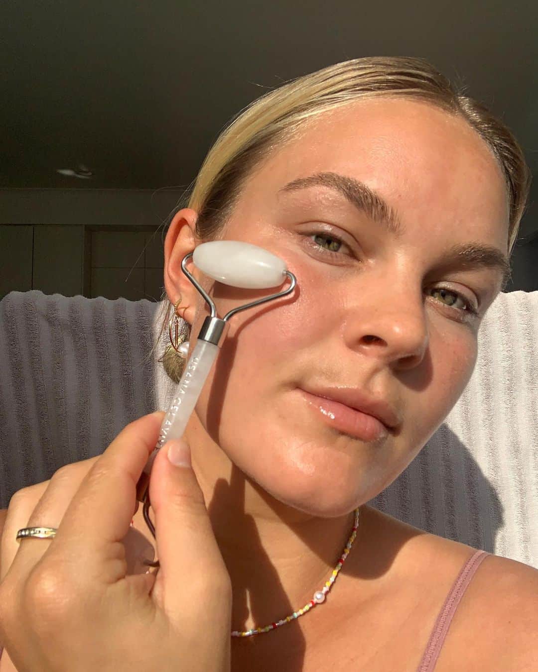 フェリシティー・パルマティアーさんのインスタグラム写真 - (フェリシティー・パルマティアーInstagram)「On repeat: a squeeze of @celaviveofficial light complexion serum into my hands and then gently patting into my face. I then use the facial roller and roll the rest in. Absolute heaven 😌🧖🏼‍♀️ @usanainc @usanaau #usana #liveusana #celavive #usanacelavive」9月26日 7時12分 - flickpalmateer
