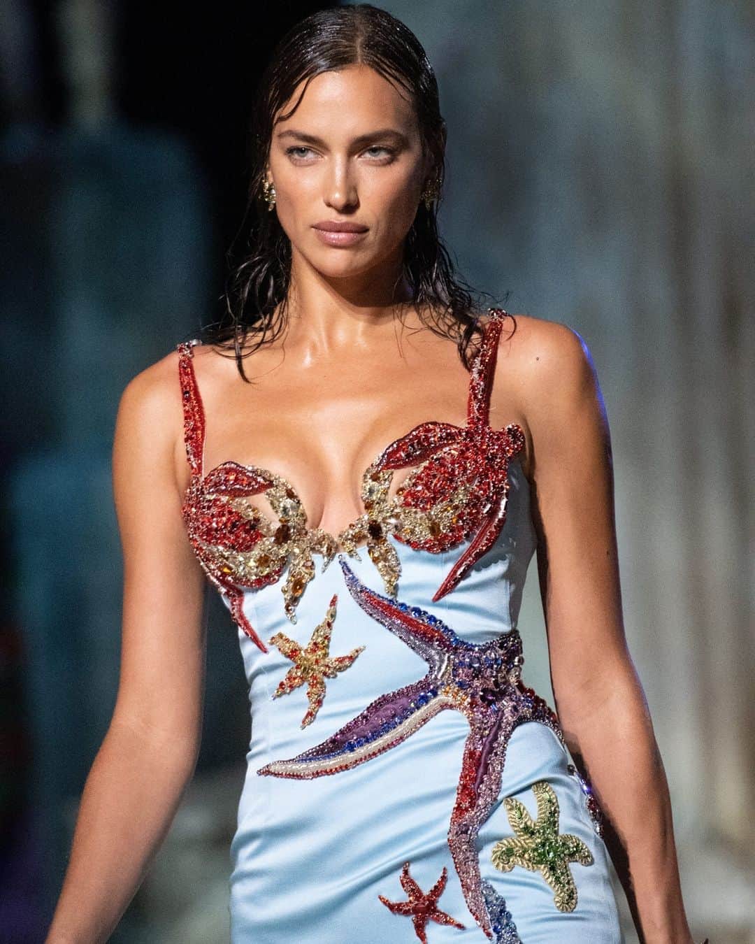 Vogueさんのインスタグラム写真 - (VogueInstagram)「Because there can be no re-emergence without prior submergence, @Versace seemingly staged her live-streamed show—closed to the public and attended by staff only—in the imagined ruins of Atlantis, water currents streaming down its projected walls. This was the remnants of an old world long gone, its mythical citizens rising from the deep blue in an oceanic make-do and mend of starfish, coral, and seashell motifs from Gianni Versace’s ‘trésors de la mer’ collection for Spring 1992. At the link in our bio, see every look from the collection and read our full review.」9月26日 7時13分 - voguemagazine