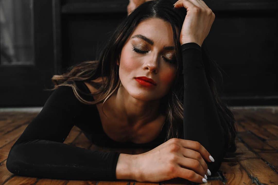 ケイトリン・ホワイエクのインスタグラム：「Training week ☑️ Friday mood 😴 . . . 📷 @photographies_rosalieanne  💄 @rarebeauty Brave Lip Mousse」
