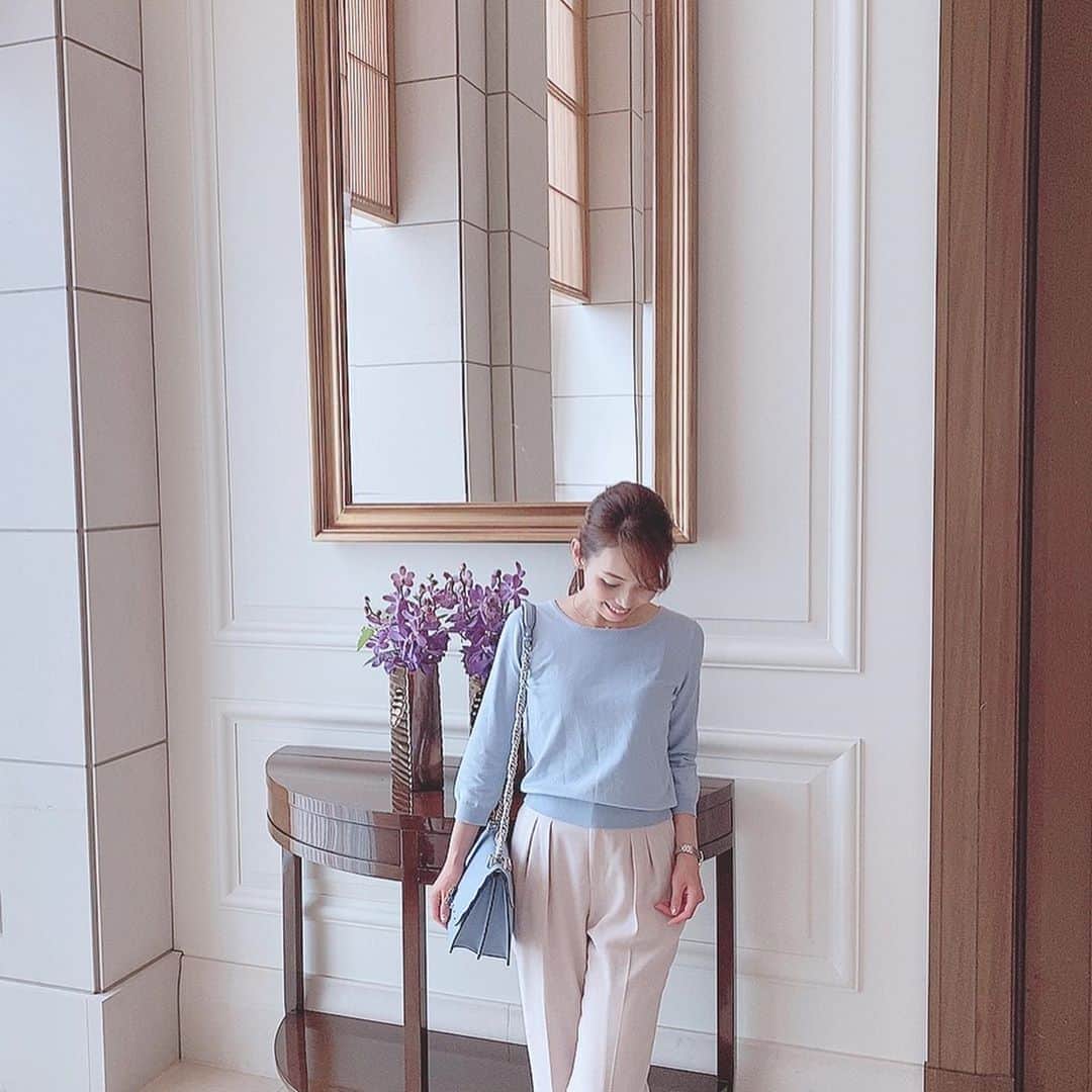 澤野井香里のインスタグラム：「涼しい気候が気持ち良くてロビー前の#日本庭園 をお散歩♪ @stregisosaka   シンプルな七分丈で、バックのパールボタンを前にしても2wayで着れてとても使えるトップスは今の季節にピッタリ＾＾♪  #ks_20✨ #ks_osaka✨ #大阪　#本町　#セントレジス大阪 #ホテルステイ　#日本庭園　#秋コーデ　#ママコーデ #osaka #streges #stylingbyketty #jlounge_style #pr」