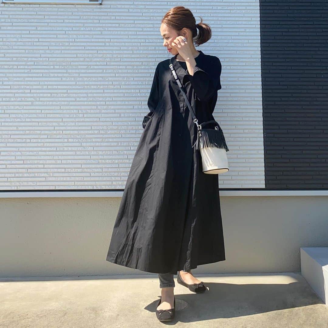 のインスタグラム：「おはよ🐔 おろしてて沢山のコメントにびっくり😵 本日結んでしまってます💦 _____________________________ @ru.mint_shop.ce さロングシャツ❤️ Aラインで形もすごくかわいい😍 LINE 友達登録で500円引きクーポンプレゼント中だよ♡ LINE ID  @045bqvua (@も含む) 👛／#ayakobag  👟／#gu 👂／#keimade ______________________________ #locari#プチプラコーデ #ダイエット#韓国ファッション #mamagirl#大人カジュアル#着回しコーデ #ママコーデ#153cmコーデ#大人ファッション#アラフォーコーデ#高見えコーデ #おちびコーデ#オトナカジュアル#ママファッション #大人コーデ #低身長コーデ#休日コーデ #きれいめカジュアル#ザラジョ#モノトーンコーデ #ザラ#ワンピース#ロングシャツ#rumin#秋コーデ#ポニーテール」