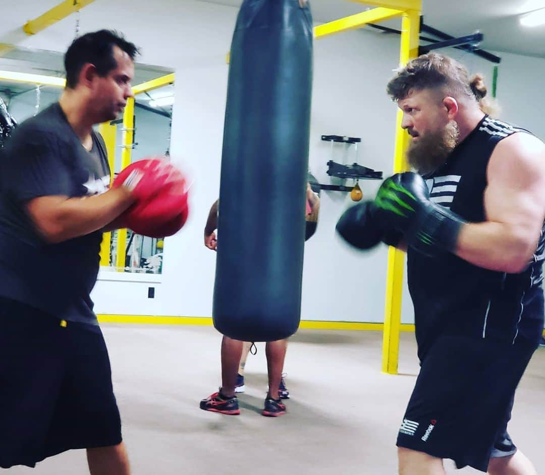 ロイ・ネルソンさんのインスタグラム写真 - (ロイ・ネルソンInstagram)「Last work before the party!  Thanks @ricosproducts  @nate.vasquez  @glenamador3640   #martialarts #ufc #mmafighter #judo #bjjlifestyle #kravmaga #oss #bjjlife #muaythaifight #alliancebjj #selfdefence #fightcamp #muaythaigym #eskrima #submissiongrappling #muaithai  #martialarts #ufc #oss #mmafighter #judo #bjjlife #kravmaga #bjjlifestyle #muaithai #carlsongracie #boxercise #boxing👊 #instaboxing #eskrima #bjjmotivation」9月26日 7時22分 - roynelsonmma