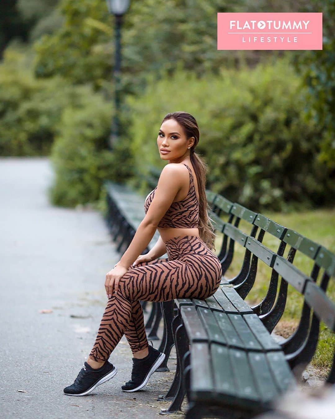 ダフネ・ジョイのインスタグラム：「#ad OBSESSED with my fitness and nutrition routine from @flattummyapp 🖤  It has 450+ equipment free workouts that are super quick and effective, 850+ diet specific recipes, customized meal plans, progress trackers and SO much more! I’m looking forward to the next few weeks of changes 💪🏼 They’re offering a FREE TRIAL right now, so be sure to check it out 🎉」