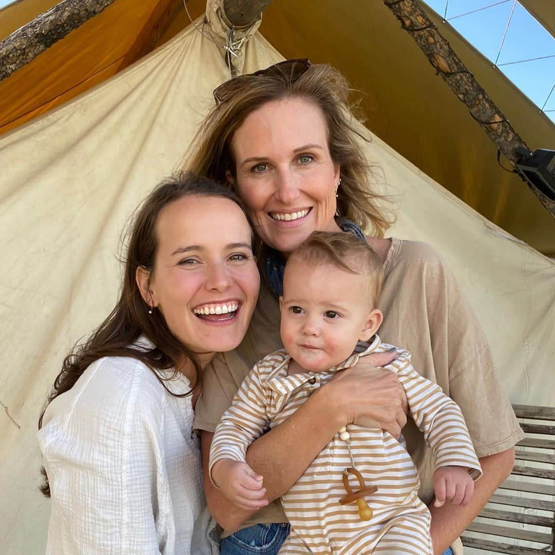 コリー・ロバートソンさんのインスタグラム写真 - (コリー・ロバートソンInstagram)「Happy National Daughters Day ❤️ I can’t imagine life without these beauties by my side!! @legitsadierob  @bellarobb @rebeccalorobertson @marykaterob I love you dearly!! #nationaldaughtersday」9月26日 7時42分 - bosshogswife