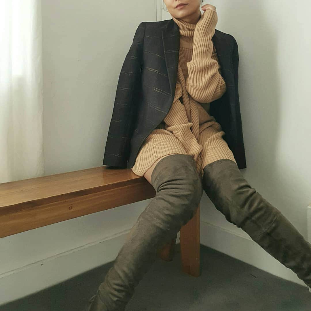 ミーガンパークのインスタグラム：「Cosy weekends inside when the spring weather turns @sovannyvu wears the Checker Wool Blazer - part of Sale, on now x」