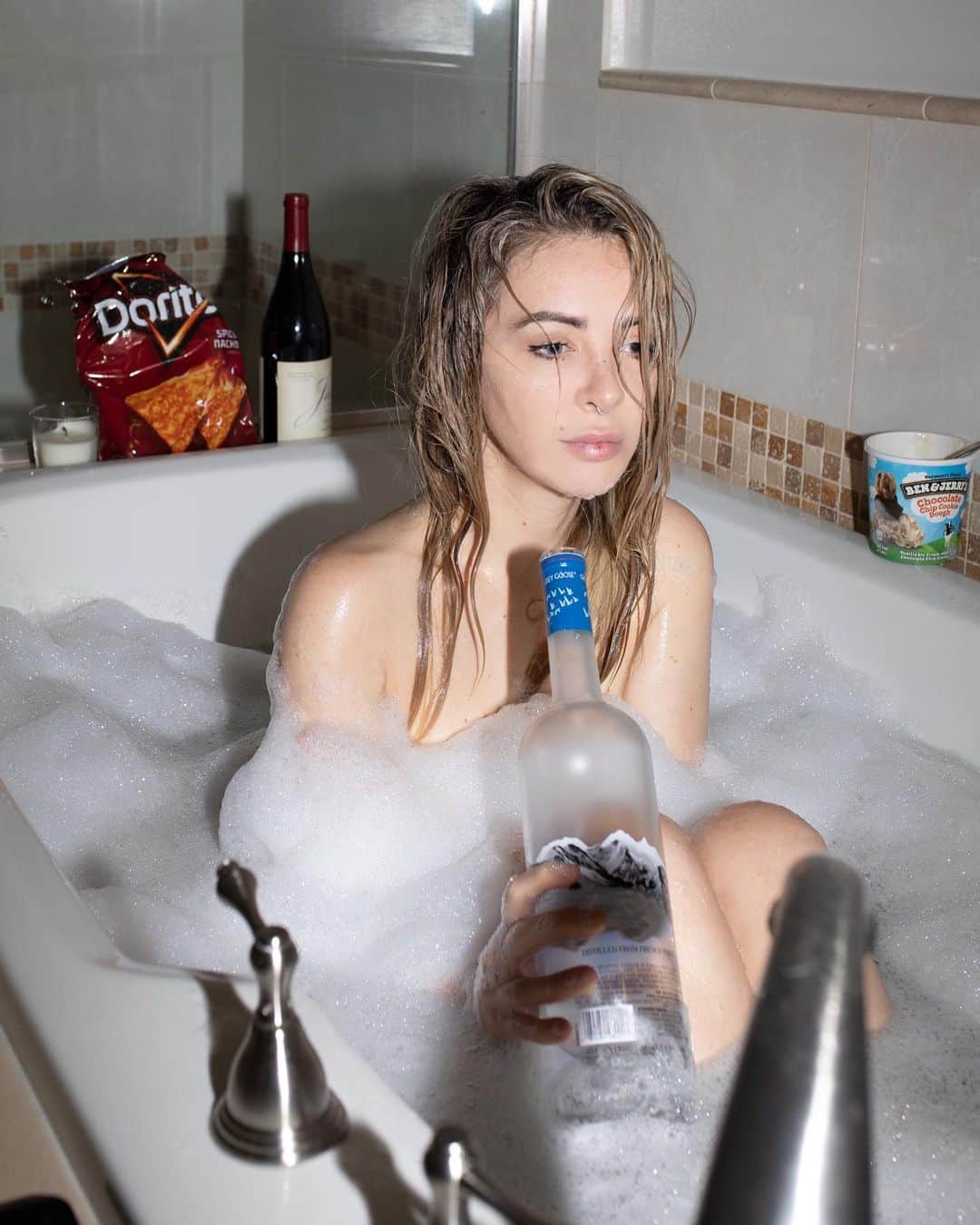 アリソン・ワンダーランドのインスタグラム：「bath series pt.2 there’s a fucking BILLBOARD WITH MY FACE ON IT in Times Square. I am in disbelief what even is life @amazonmusic」