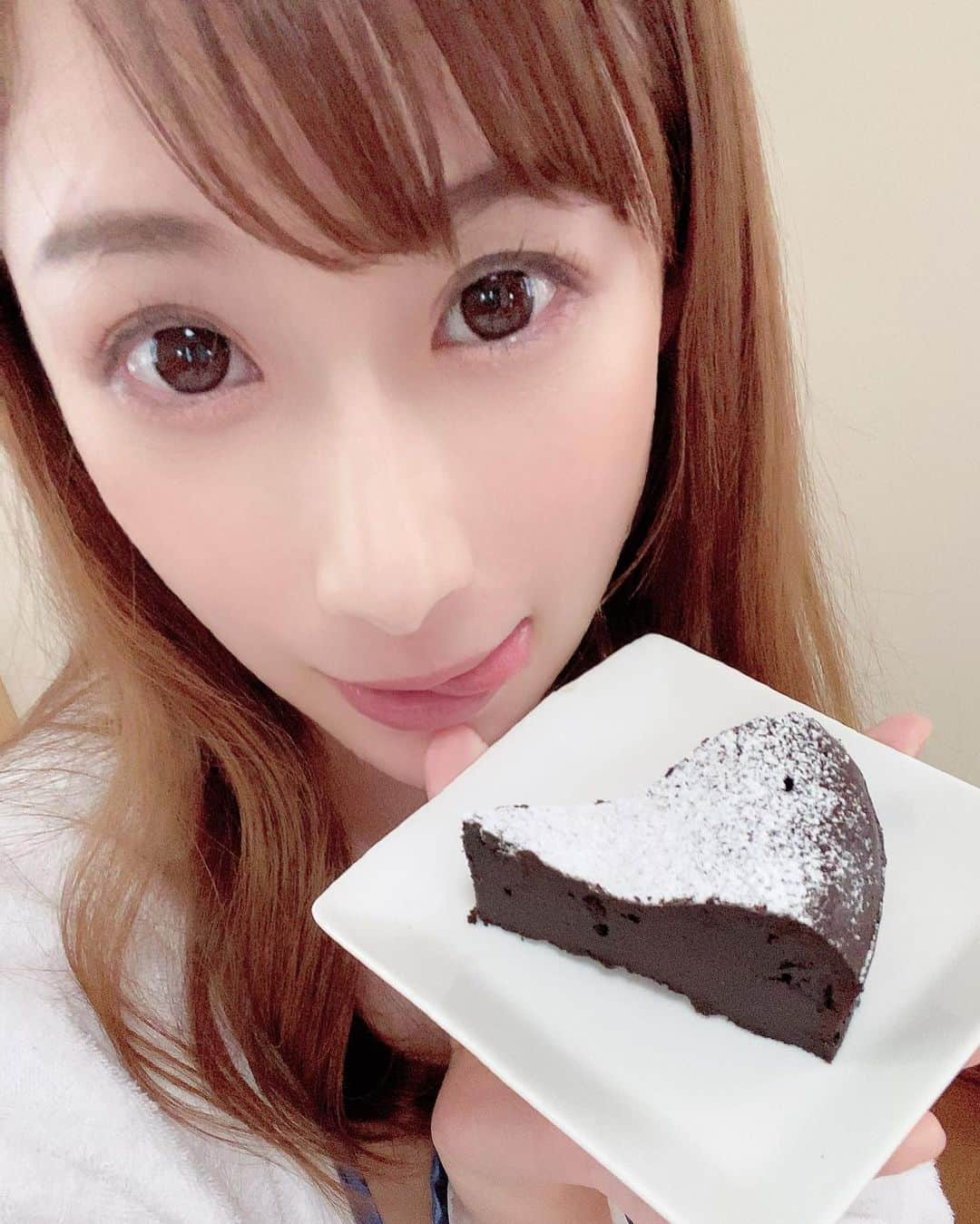 橋本れいかさんのインスタグラム写真 - (橋本れいかInstagram)「.﻿ ﻿ 男優さんが作ってきてくださったケーキ🍰﻿ おいしかったです💓⸜(* ॑꒳ ॑* )⸝⋆*﻿ ﻿ スイーツ作れる人ほんと尊敬♡﻿ ﻿ ୨୧┈┈┈┈┈┈┈┈┈┈┈┈┈┈୨୧﻿ ﻿ Twitter【ReikaHashimoto_ 】﻿ Instagramでは載せられないことも載せてたり..♥﻿ コメントやDMできないためTwitterでリプください(*･ω･*)﻿ .﻿ #橋本れいか#れいか先生#AV女優#セクシー女優#hmp#hmp専属#撮影#DVD#配信#作品#レッドドラゴン#RedDragon#六本木#AVキャバクラ#ポコチャ#ファンティア#ファンクラブ#れいか星#RStar#手作り#ケーキ」9月26日 7時54分 - reikasensei.1023