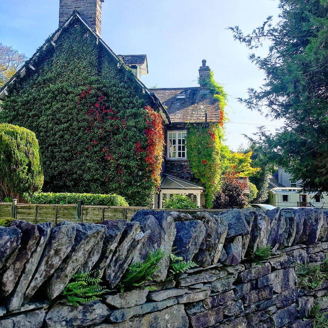 渡辺枝里子さんのインスタグラム写真 - (渡辺枝里子Instagram)「【湖水地方の街並み Ⅰ /バス巡り】 (Lake District)  石造りの家が立ち並び、溢れる花に癒される可愛いらしい街並み☺️  この地域で採れるカンブリアンストーンが、建物の外壁、屋根、石垣に使用されているそうです。  3枚目はアンブルサイドの観光スポット、ブリッジハウス。  およそ400年ほど前にスコットランド人が建てたと言われる家で、地税から逃れるために川の上に建てたそう🏠  今回バスで色々回ったのでバス情報も🚌  ウィンダミア、ボウネス間 ★599系統バス  ウィンダミア、アンブルサイド、グラスミア。 ★555系統バス  ケズウィック ★555系統バス。ウィンダミアからだと1時間程。  *時期や曜日によっても違うので時刻表をチェックすることをおすすめします☺️ * * * * * #london #londonlife #londontrip #londondiaries #lakedistrict  #trip #travel #travelphoto #windermere #grasmere #ambleside #keswick  #ロンドン #イギリス　#ロンドン日記　#イギリス旅行　#湖水地方　#旅行 #ウィンダミア　#グラスミア　#アンブルサイド　#ケズウィック #大自然　#湖水地方  #渡辺枝里子」9月26日 8時06分 - eriko_watanabe_21