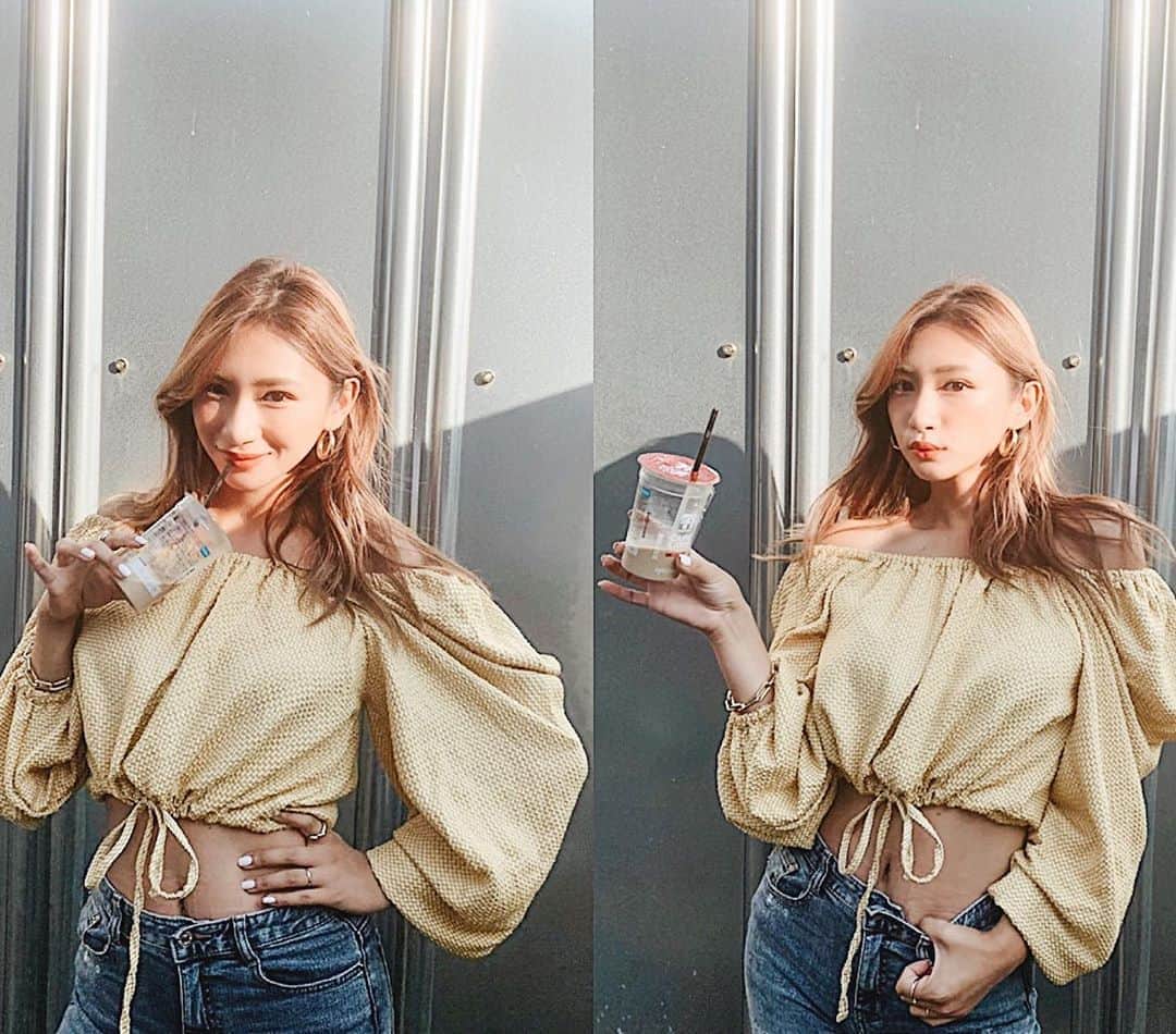 新井ニーニャのインスタグラム：「🤍﻿ ﻿ ﻿ 皆さんいつも私のSNS見てくださって﻿ ありがとうございます❣️🕊﻿ ﻿ ここ最近、壁にぶち当たって乗り越えたり学んだり新しい武器を装備したり、とにかく勉強して何冊本読んだろう？ってぐらい吸収して、でもまたぶつかって、沢山の経験をしてたのですがそのおかげで成長したような気がします😌﻿ ﻿ 私の中で大きな壁だったなと思ってたことが乗り越えてみると案外低く感じて、前まで身近に見えていたものが逆に遠くに見えてしまうこともあるけど、それもそれで道なので進むしかないよなって☺️﻿ ﻿ 目の前のことをどう乗り切るか？は、がむしゃらに動くのも必要だけど、やはり戦略を練ることが何より大事だと思っているので、また新しく学び沢山吸収して次のステップに歩んでいきたいなと思っています💡﻿ ﻿ ストーリーズには沢山書いてたけど、今後フィードにも思いとか書いていこうかなと思って人間らしく語ってみました🤍笑﻿ ﻿ ﻿ 昔はよく書いてたんだけど、身近な友達に『またなんか言ってる〜やば〜うける〜』ってディスられたことがあって【あ、そう見られることもあるんだ】って思ってやめてたの。←単純w﻿ 振り回されてるとかじゃなく、需要がないんだなってね。﻿ ﻿ でもストーリーズでアップしていく中で、フォロワーさんからDMで色々メッセージ頂いたりして嬉しい言葉を頂くことも多く、こうやってもっと表に出して沢山想いとかを伝えていきたいなと思った！🙏応援してくださる方たちに微力でもわたしの言葉で何かが変わるなら、もっと出さなくちゃ！って💡﻿ ﻿ 私は私のやり方で、戦うぞ❤️﻿ 皆さんどうかこれからもよろしくお願いします🥺🙏❤️﻿ ﻿ ﻿ ﻿ さてアップしそびれてたコーデを最後にお送りします💕﻿ ﻿ トップス→﻿ @Valmuer_official ﻿ @valmuer_snap ﻿ ﻿ オフショル大好き🤤💕袖がふわっふわで可愛いトップスなの🥰💓黄色のお洋服って元気が出るから大好き！結構もってる💓﻿ ﻿ 今日はなに着ようかな🖤﻿ ﻿ ﻿ #私服 #しふく #コーデ #コーディネート #ママ私服　#ママコーデ #休日コーデ #秋コーデ #女社長 #女起業家 #起業家 #ファッション #秋服﻿ #Valmuer #valmuer_official #韓国 #韓国ファッション　#オフショル」