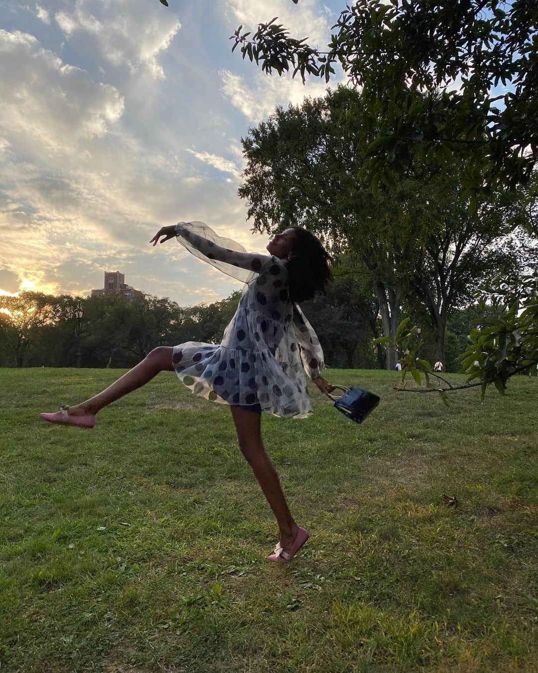 グレースマハリーのインスタグラム：「Spotted: A 🦒 returning to the big 🍎 — it’s been a min!」