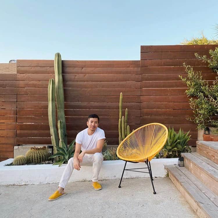 シービーズのインスタグラム：「@dabito serving up sunshine in our Ocean Park Mules. Now take an extra 20% off sale styles (like these) using the code EXTRA20. #showupinseavees」