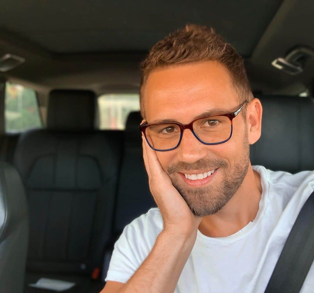 ニック・ビオールのインスタグラム：「i’m choosing to smile even though it’s my birthday monday」