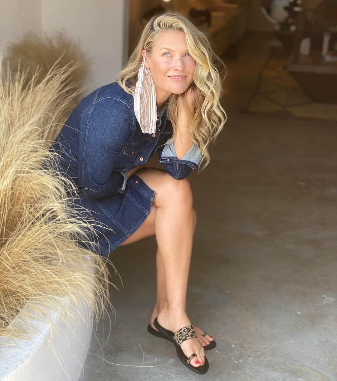 アリ・ラーターのインスタグラム：「Hey guys- Happy Friday! I got all ready to venture out of my house, and it was so lovely to pull myself together again! I’m going to share a few things that I am into right now. They are all from female run companies too! My hair is stick straight, so when I curl it I always use my @thebeachwaver. @sarahpotempa has done my hair for years, and I use her products. My daughter is always stealing her brushes from me too. I live in my denim dress from @jcrew and my @heathertaylorhome face masks. The big treat was getting a pair of custom sandals at @amanustudio They are all made to order and zero waste! You have to love sustainable fashion. Quarantine has made me more conscious of the things I want to bring into my home and how they impact the environment. Check out my stories to see how they make them! How has this time changed what you want to bring home? Sending love and wishes for a beautiful weekend. ❤️」