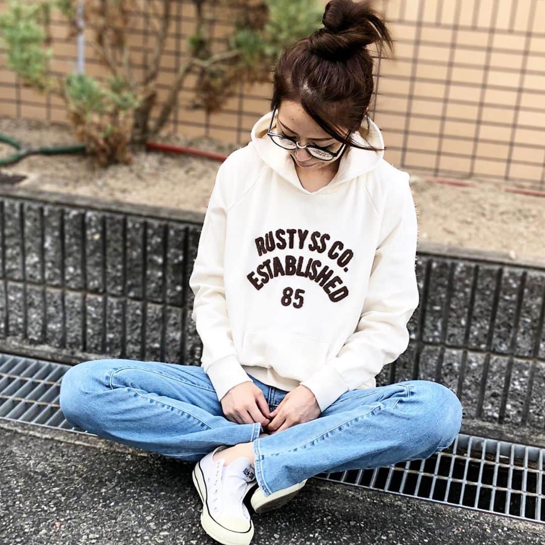 asuka0119のインスタグラム：「2020.9.26.  だんだん寒くなる😭  可愛いパーカーは @rusty_japanofficial  のパーカー(ت)  後ろ姿のニコニコが何とも可愛い♥️娘ちゃんとシェアしよ  #ourkind #ラスティ #RUSTY_jp #ユニセックス  #メンズライク  #カジュアルコーデ  #ストリートファッション  #ストリート女子  #サーフカジュアル #ビーチファッション #ビーチガール #サーフ系ファッション #ビーチコーデ #ビーチキャンプ #ゆるキャン #キャンプコーデ #グランピングキャンプ #アクティブ女子 #横乗り女子 #アウトドアコーデ #アウトドアファッション #アウトドア女子 #高身長コーデ #高身長女子」