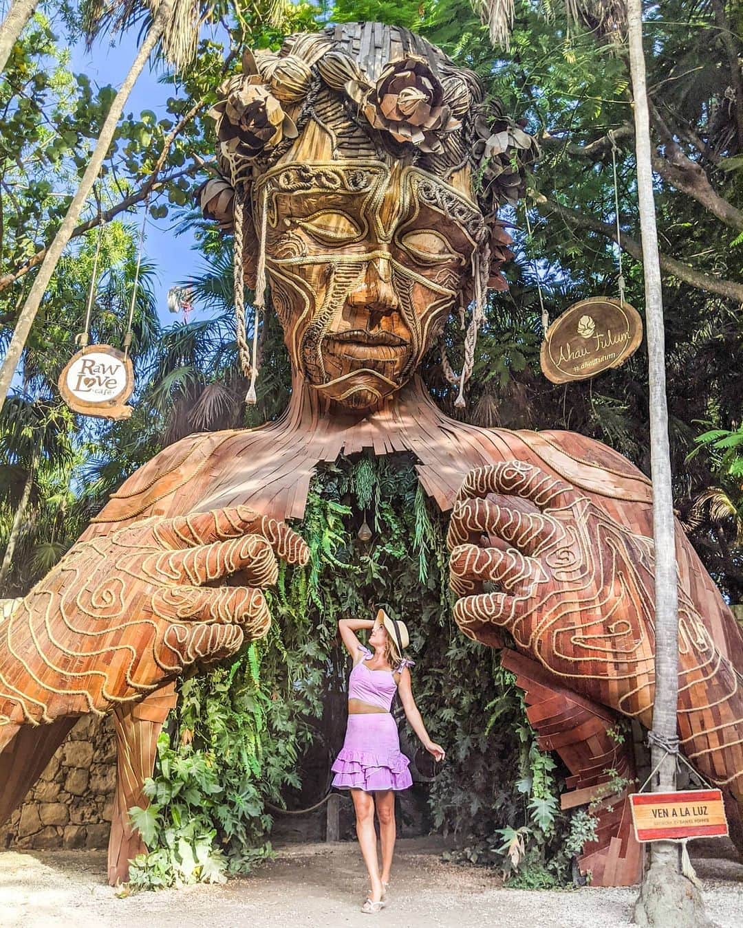 アリサ・ラモスのインスタグラム：「Testing! A bunch of people are telling me they aren't seeing my posts again (which is frustrating since I post every day), so if you wouldn't mind helping me figure it out, please double tap, and also let me know about how frequently you see my posts!  . Believe it or not, if you submit proof to IG that your audience isn't seeing your posts (and they actually want to), sometimes they'll do something about it since their bots are programmed to only assume ppl want to see your posts if they like/comment/save them! (This is also why a lot of creators are opting towards the tok) and they also don't favor when you give things away like I did recently with Fuerteventura!  . ANYWAY about this famous photo spot in Tulum!! Like most IG-famous spots, there was always a line of ppl politely waiting for photos! I'm surprised they haven't started charging for pics! The only not great thing was a lot of ppl were standing in the road to get it... . Originally created by Daniel Popper, and purchased to keep at Ahau resort in what I call the "Bali area" of Tulum. . I call it this bc it looks and feels like the expat/foreigner-created trendy areas of Seminyak and Ubud, except much more expensive! But also with much nicer beaches! . Tulum can definitely feel overwhelming with the high number of restaurant, bar, resort, beach club, and shopping options, not to mention endless photo ops, so I'll be working on a stress-free guide for you soon! . If you enjoy my actual travel information and posts, please don't forget to let me know!!! 🙏🏼💖 . . . #Tulum #ahautulum #tulummexico #travelbucketlist #travel2020 #travelphotography #MyLifesATravelMovie #gltlove #tlpicks #lillypulitzer #liveabroad #expatlife #digitalnomad #travelblogger」