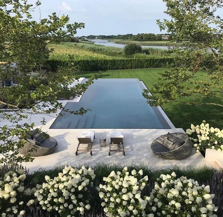 MT DOMAINEさんのインスタグラム写真 - (MT DOMAINEInstagram)「Summer may have come to an end, but we wouldn't mind enjoying one more warm day in this serene space. #FlowerFriday 🕊️ 📸 : @ed_hollander @riverwoodbuildingcompany」9月25日 23時16分 - mydomaine