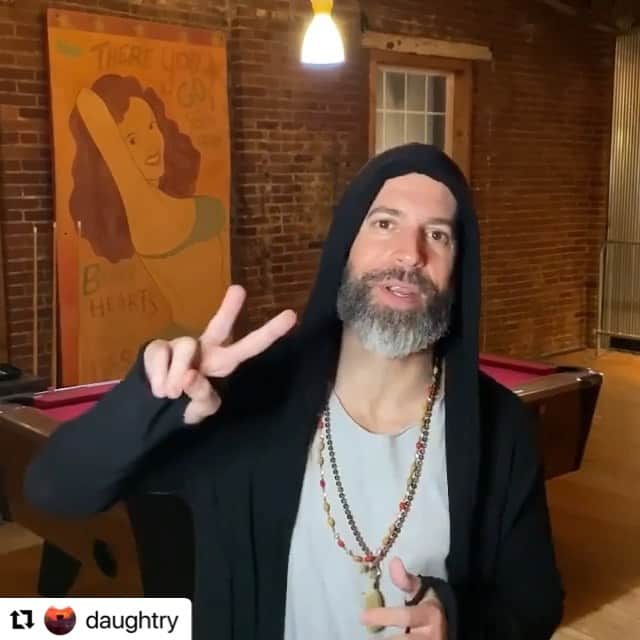 クリス・ドートリーのインスタグラム：「#Repost @daughtry with @make_repost ・・・ Watch our new video for #worldonfire now!  Link in bio」