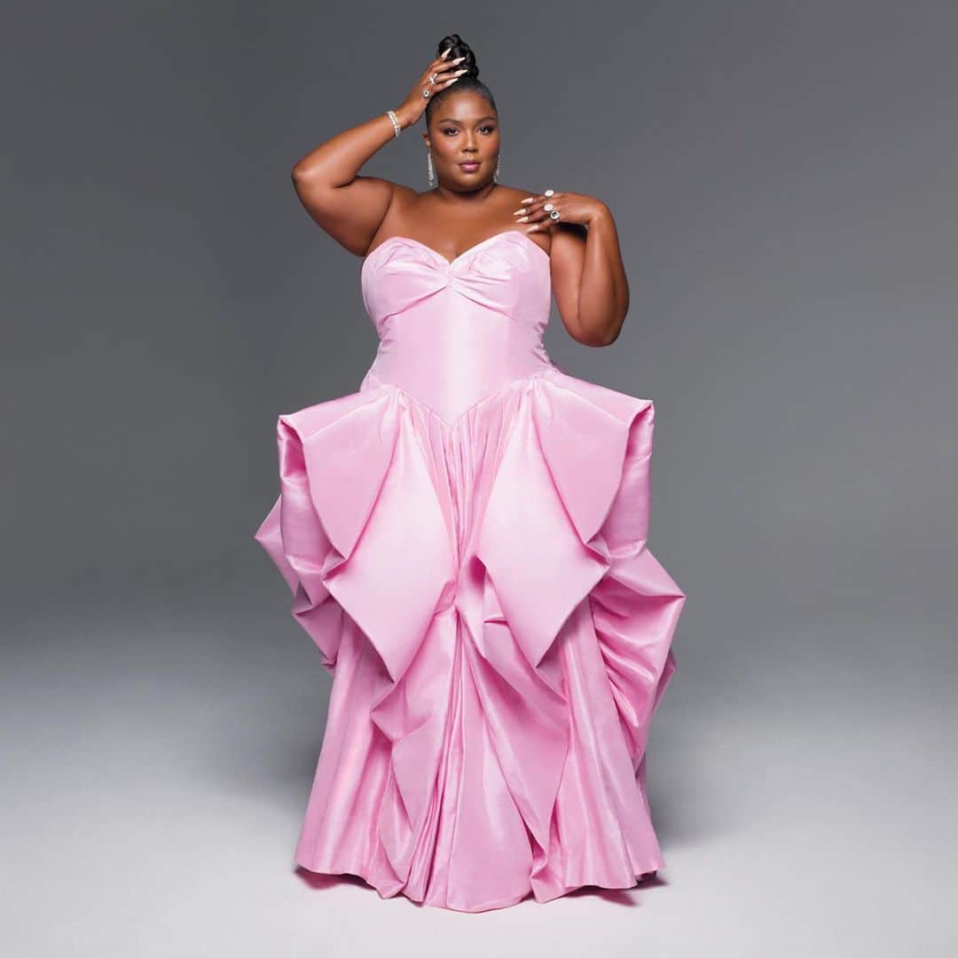 ジェレミー・スコットのインスタグラム：「I COULD NOT LOVE @lizzobeeating WEARING @moschino FOR @voguemagazine MOREEEE !ON TOP OF ALL THE BEAUTY THAT IS LIZZO SHE WAS PHOTOGRAPHED BY @hypewilliams !!! AND THE FASHION EDITOR IS @mr_carlos_nazario ANNND THE  HAIR BY SWEET BB GURL @theshelbyswain WITH 💄 @iwantalexx & 💅🏼 @erierinailz SO SO MUCH GOODNESS 🙏🏽🎀💘」